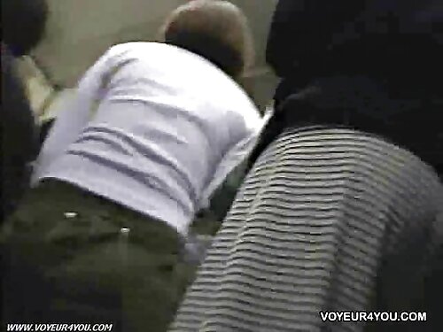 แม่ใจร้ายแหกหีให้ลูก ...