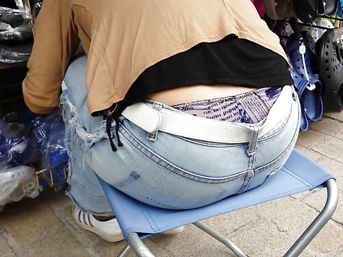 น้องชายคนหนึ่งแหย่หี ...
