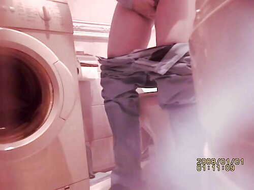 พ่อที่เป็นกังวลช่วยต ...